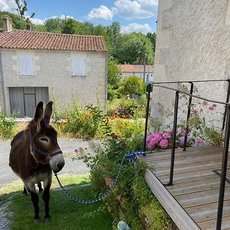 Des Bujours Casa de Férias Saint-Bris-des-Bois